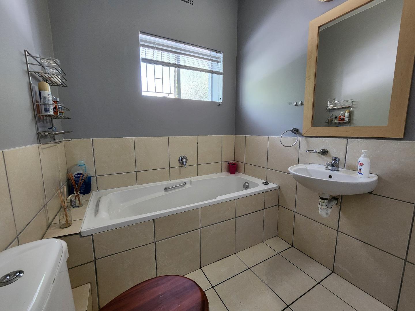 Flat for Sale in Kenilworth Upper, Cape Town 710433