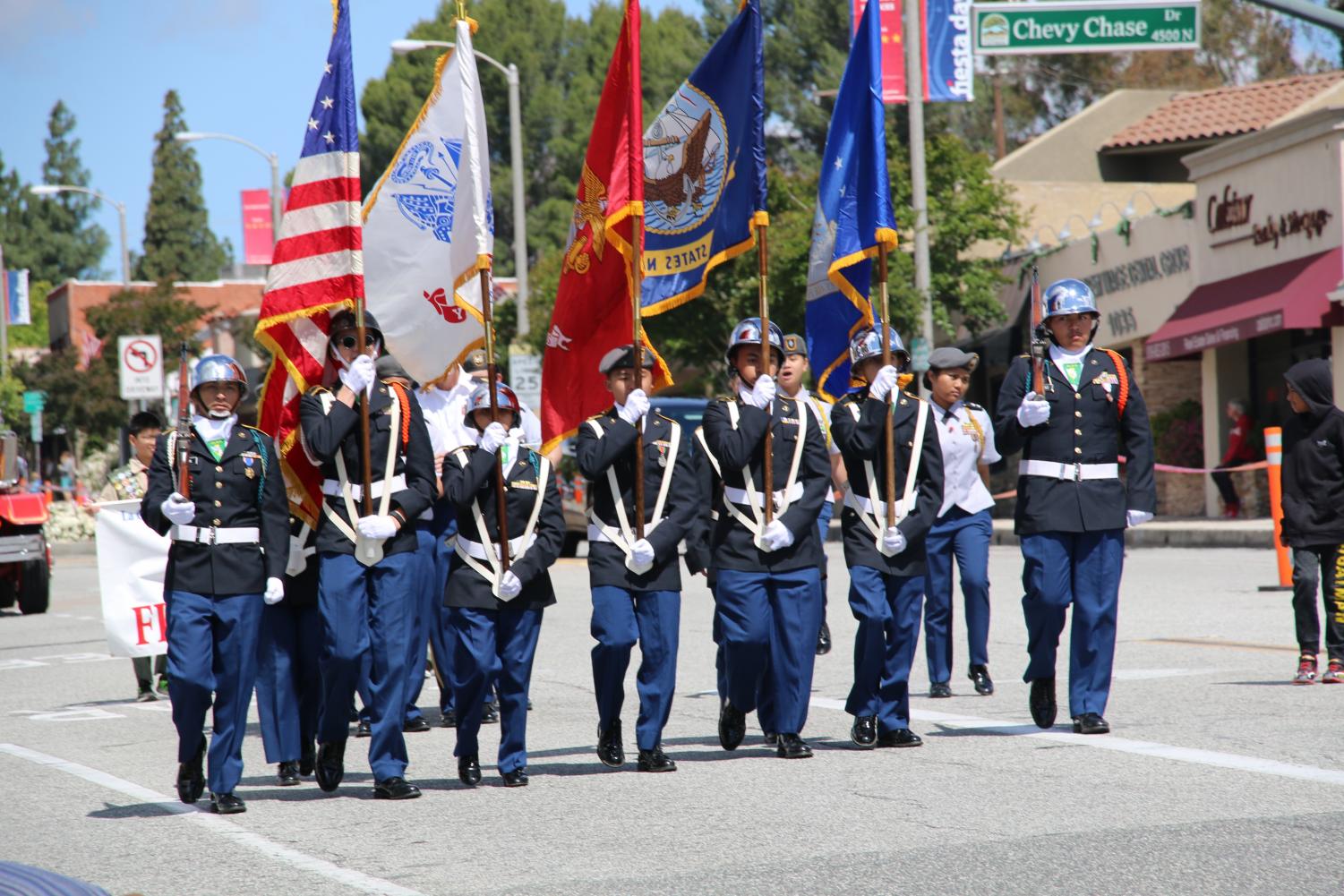 La Cañada’s Fiesta days parade reels in families on Memorial day
