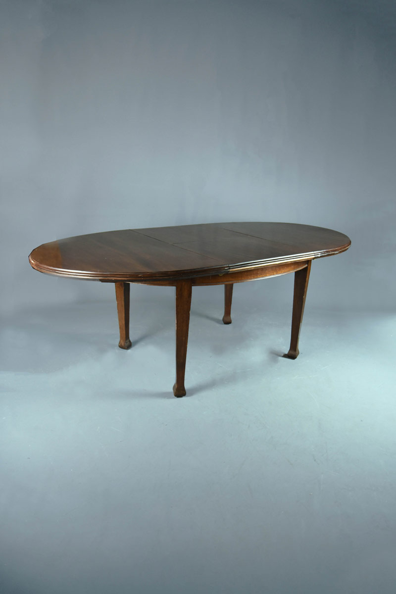 Mahogany Oval Dining Table With Four Tapered Legs The Classic Prop