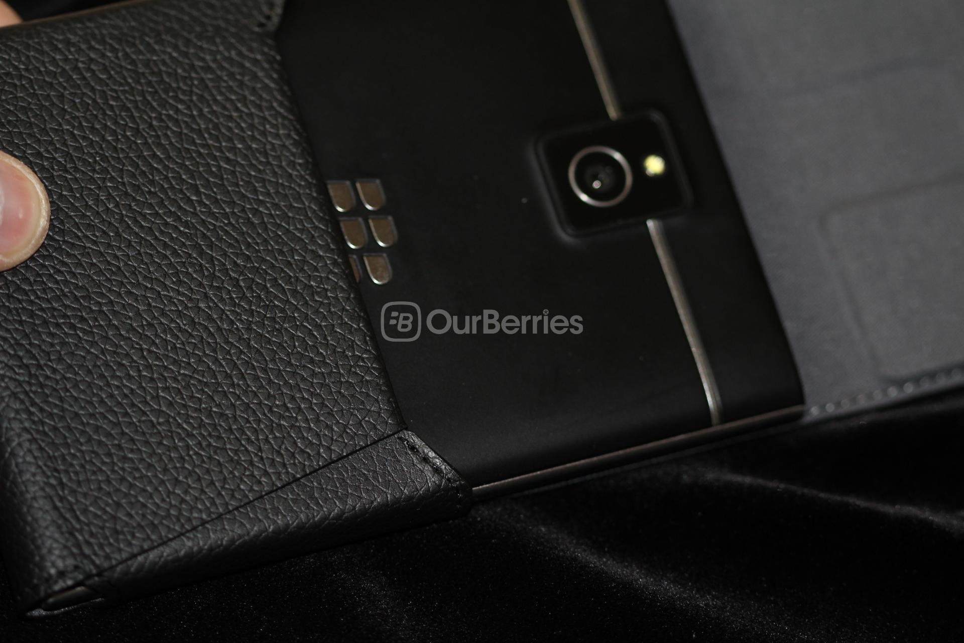 Official BlackBerry Passport Leather Swivel Holster HWZBB