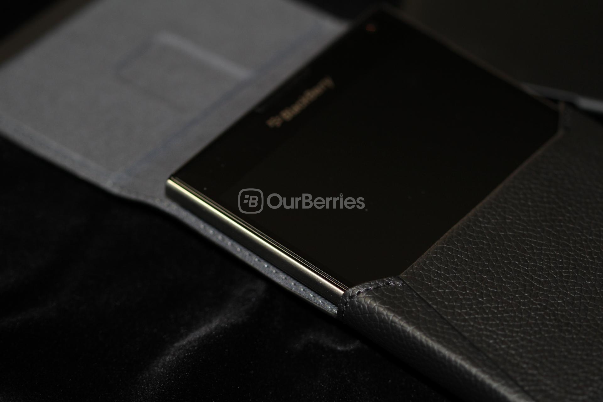 Official BlackBerry Passport Leather Swivel Holster HWZBB