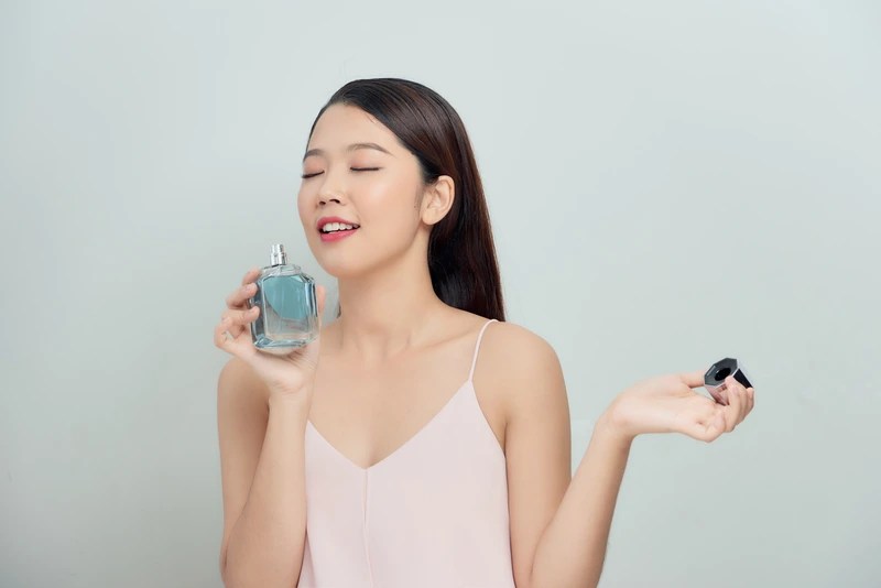 How to Apply Perfume the Right Way 7 Ways to Do It