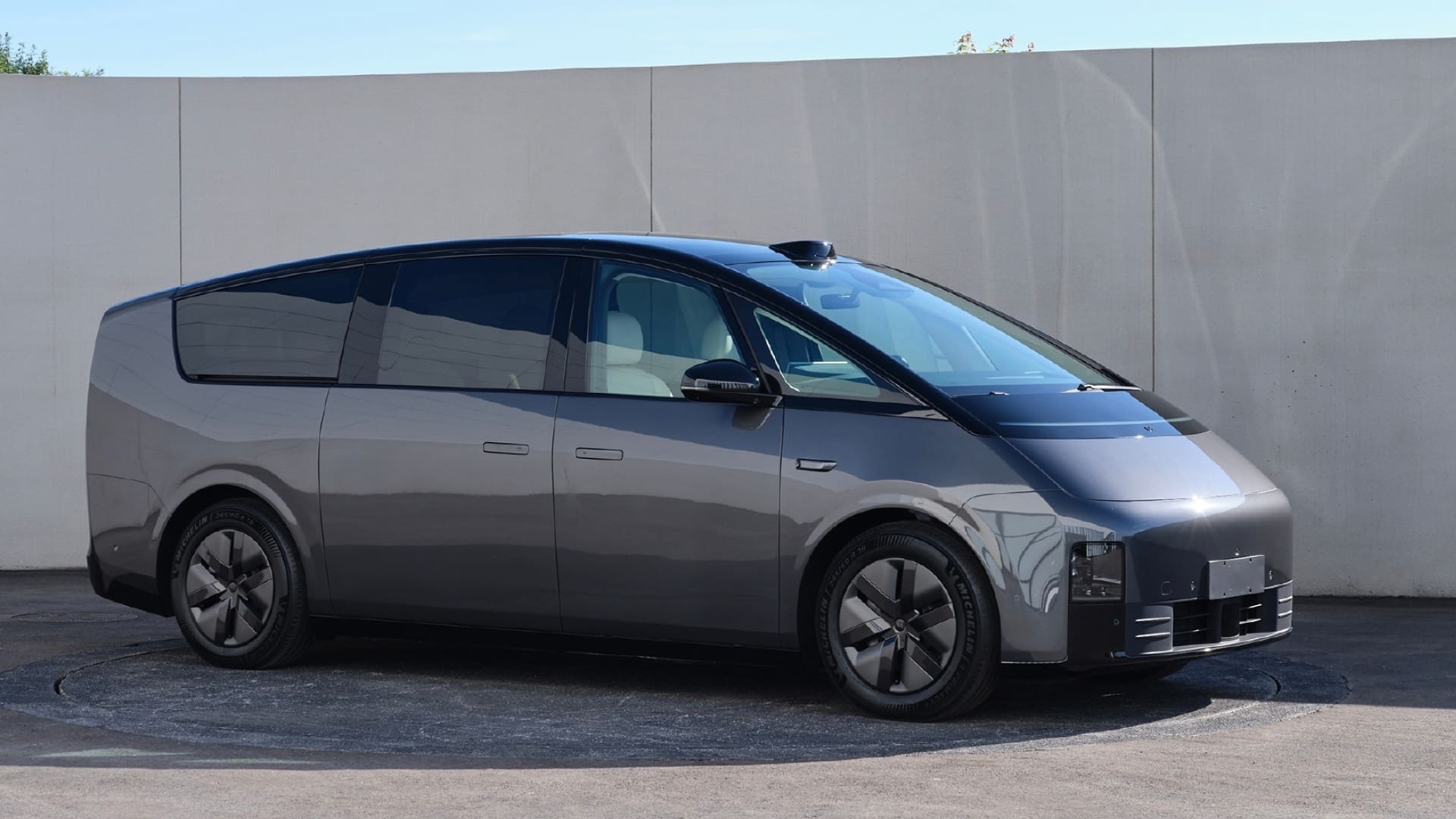 Li Auto Launches Its Super Luxe Li MEGA "Cybervan" - CleanTechnica