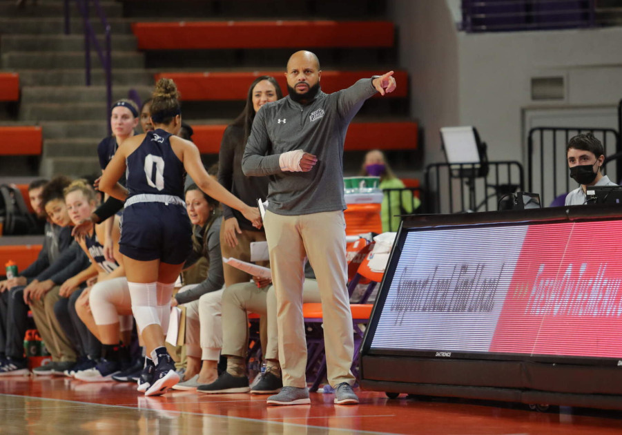 Darrick Gibbs rejoint l'équipe de basketball féminin Site officiel d