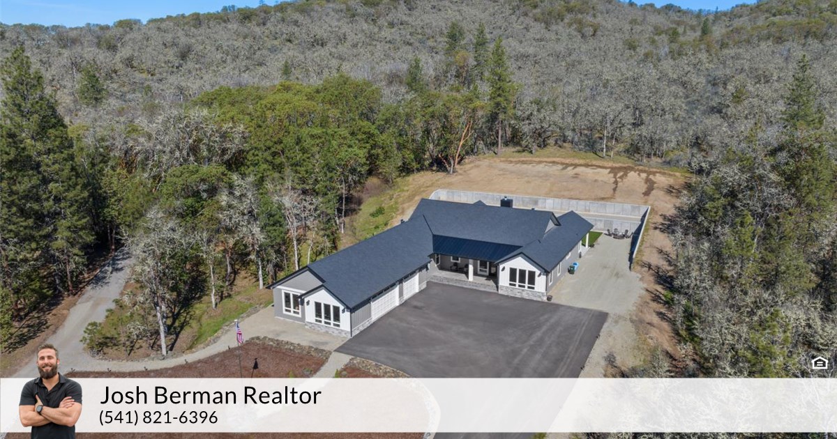 7064 Old Stage Rd, Central Point, OR 97502