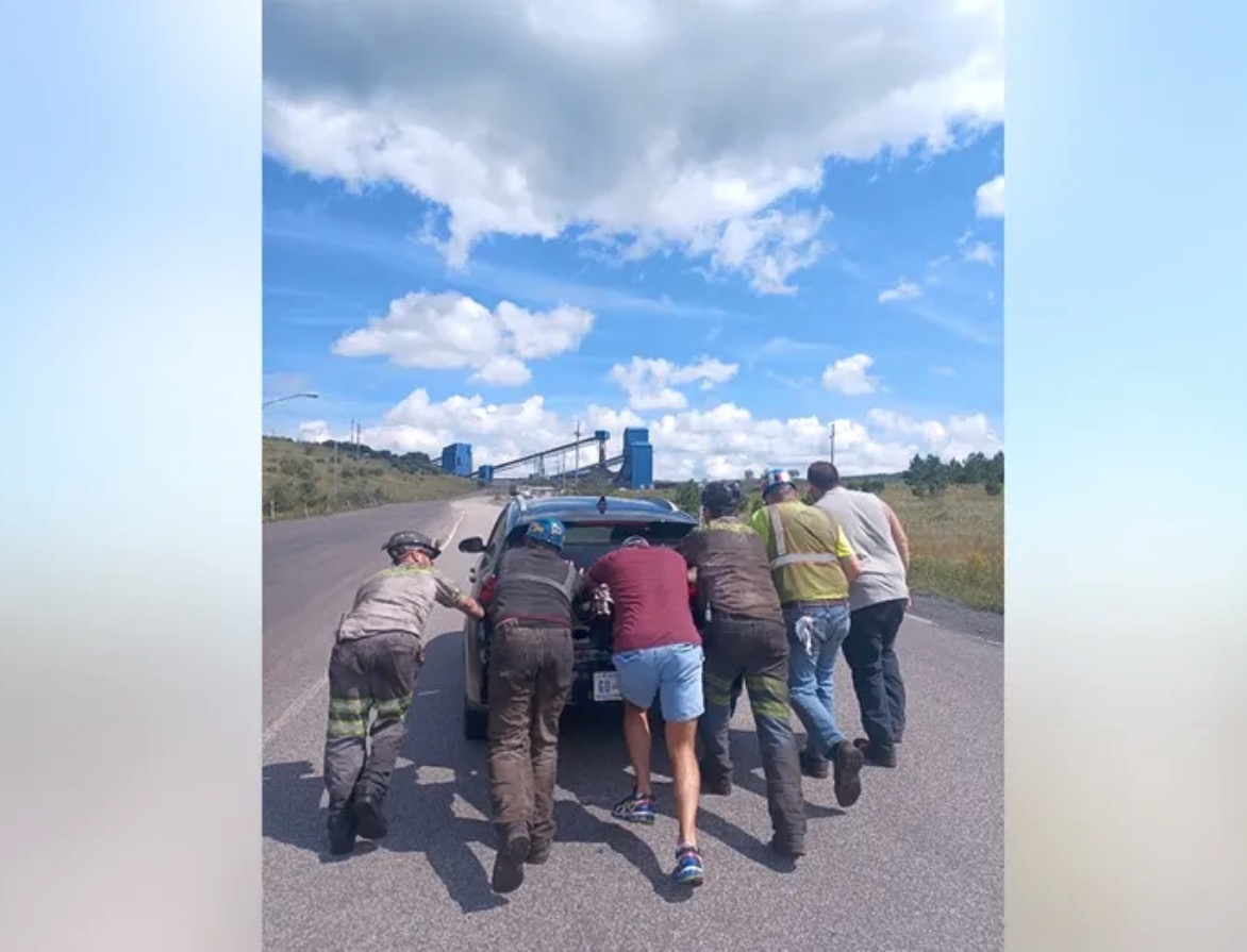 W. Virginia Coal Miners Help Push Tourist's Dead Electric Car Climate