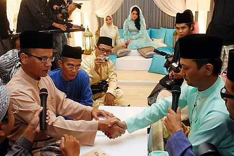 Khairul anwar husin is on facebook. Elyana- Khairul Terkejut dan Terharu Dinikahkan Bapa ...