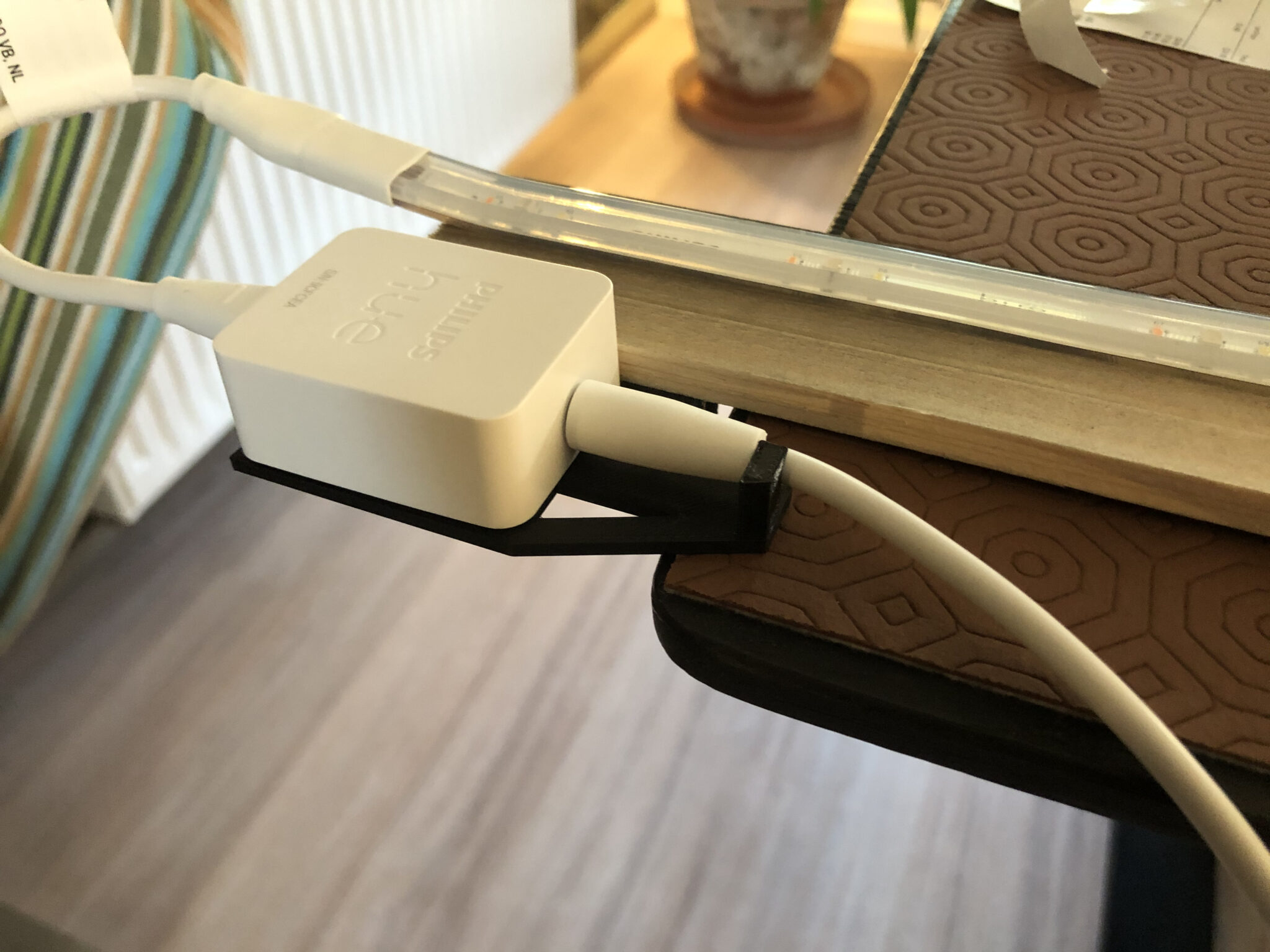 Extending a Philips Ambilight with Philips hue LED strips behind KALLAX