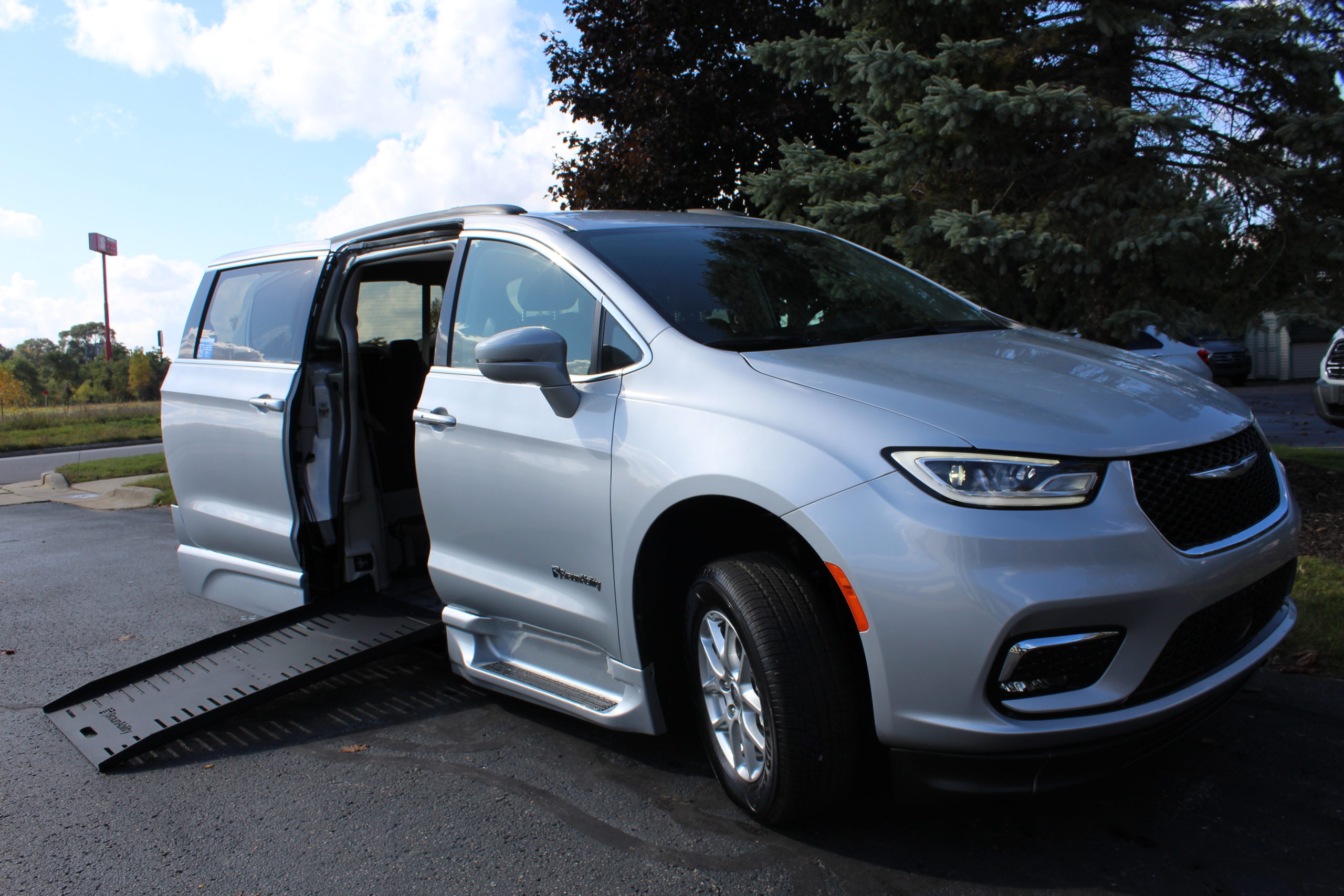 2022 Silver Mist Chrysler Pacifica Touring L with BraunAbility XT