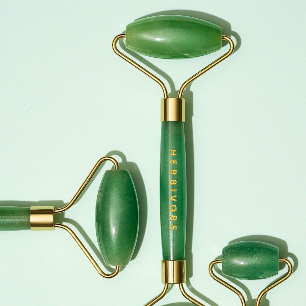 How to Use a Jade Roller (And What’s The Point)? ClothedUp