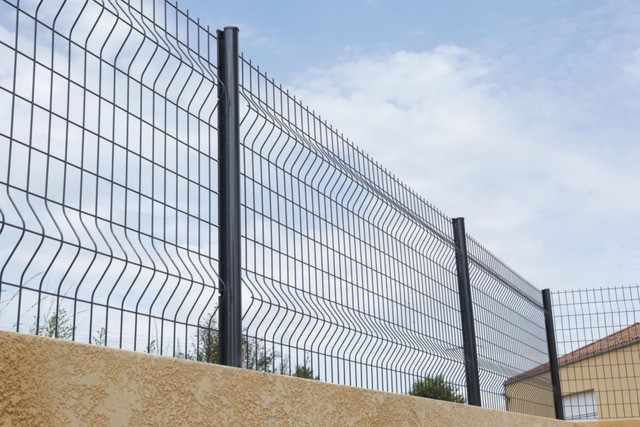 Comment installer un grillage rigide sur un muret