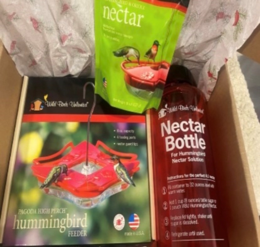 12 Wild Birds Unlimited Pagoda High Perch Hummingbird Feeder and 50