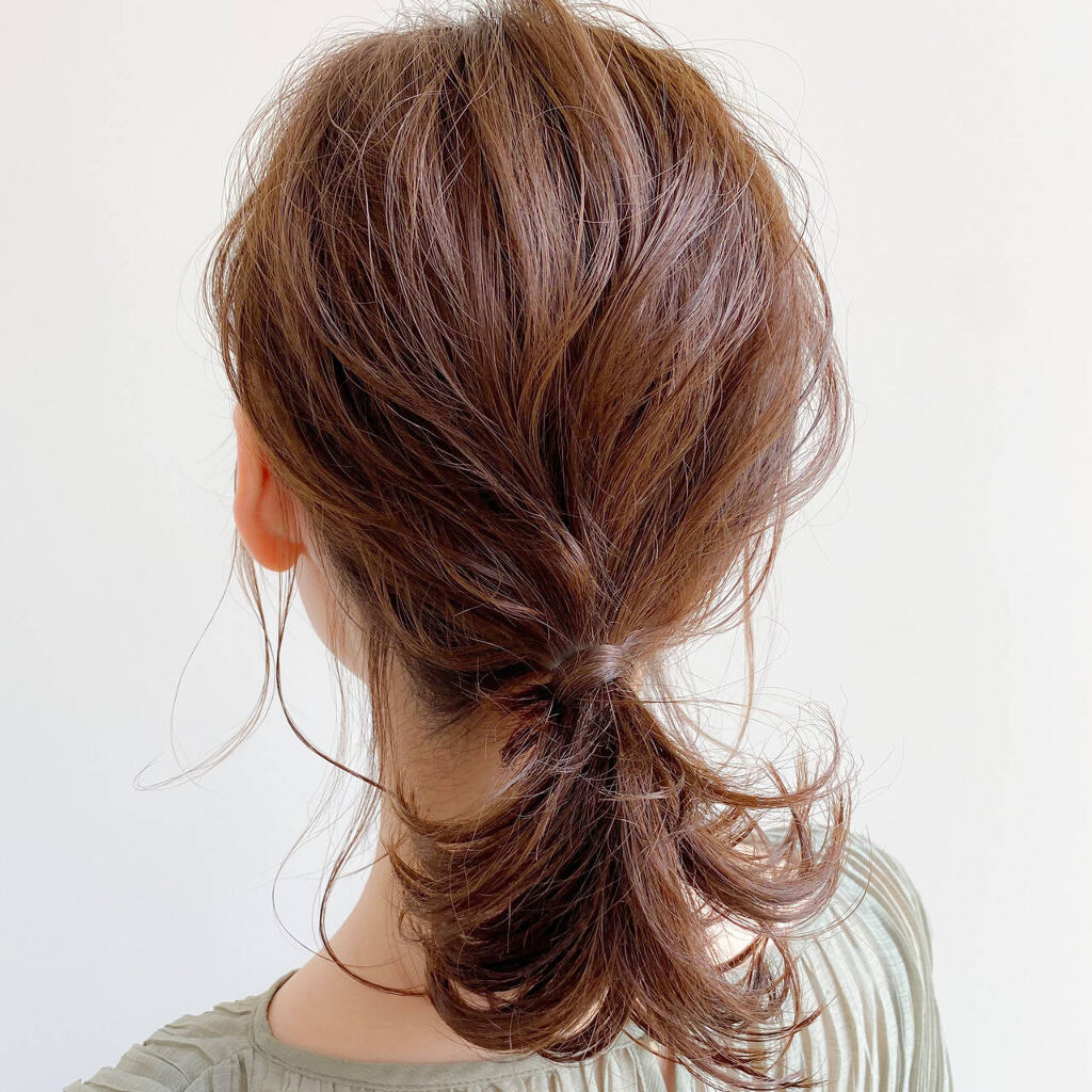 一つ結びアレンジ27選！おしゃれで簡単、おばさんっぽくならないコツは？｜ストレート・ミディアム・お仕事きっちりヘアまで LIPS