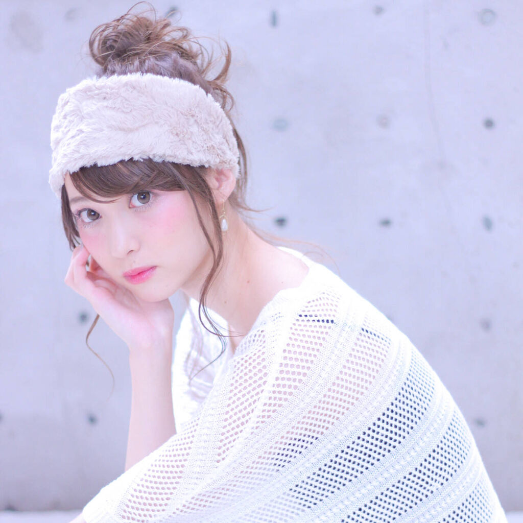 ヘアバンドのおしゃれな付け方♡40代・50代やボブ向けアレンジも【髪型・年代・シーン別】 LIPS