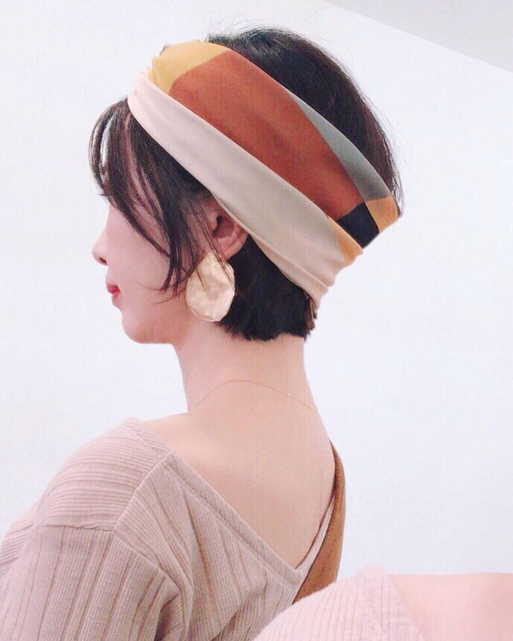 ヘアバンドのおしゃれな付け方♡40代・50代やボブ向けアレンジも【髪型・年代・シーン別】 LIPS