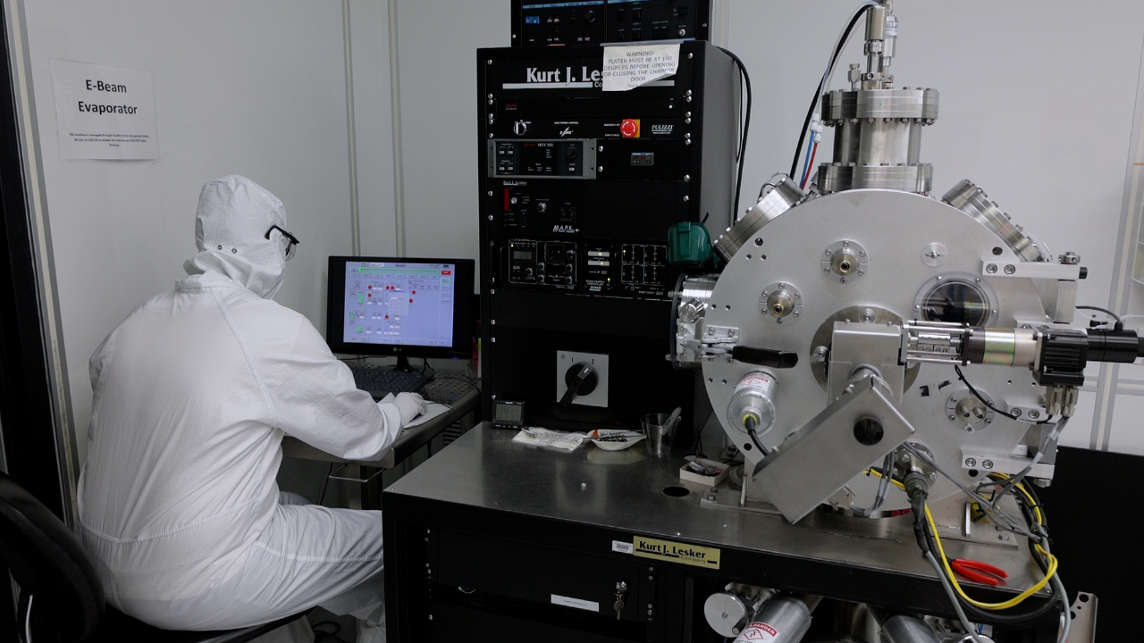 Tracking Electrochemistry on Single Nanoparticles with SurfaceEnhanced