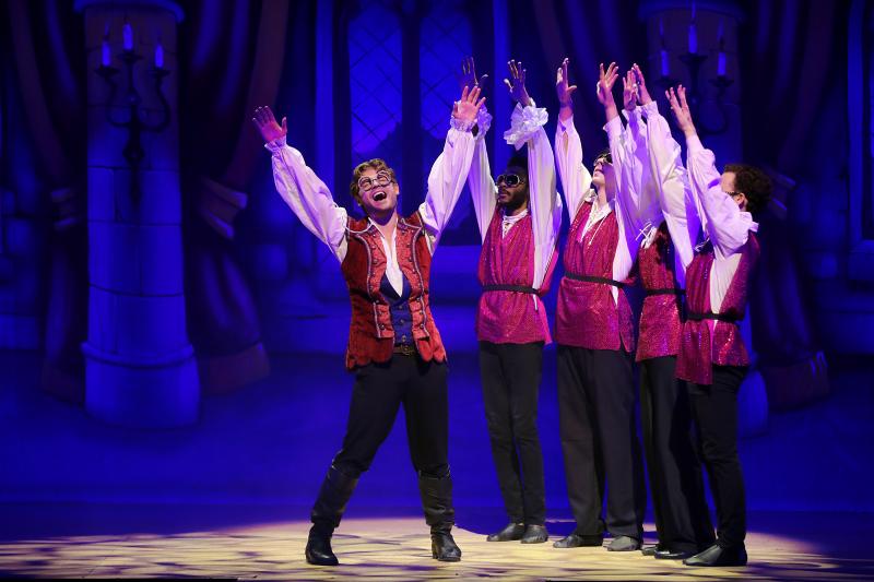Review A SNOW WHITE CHRISTMAS SPRINKLES US WITH HOLIDAY CHEER IN A