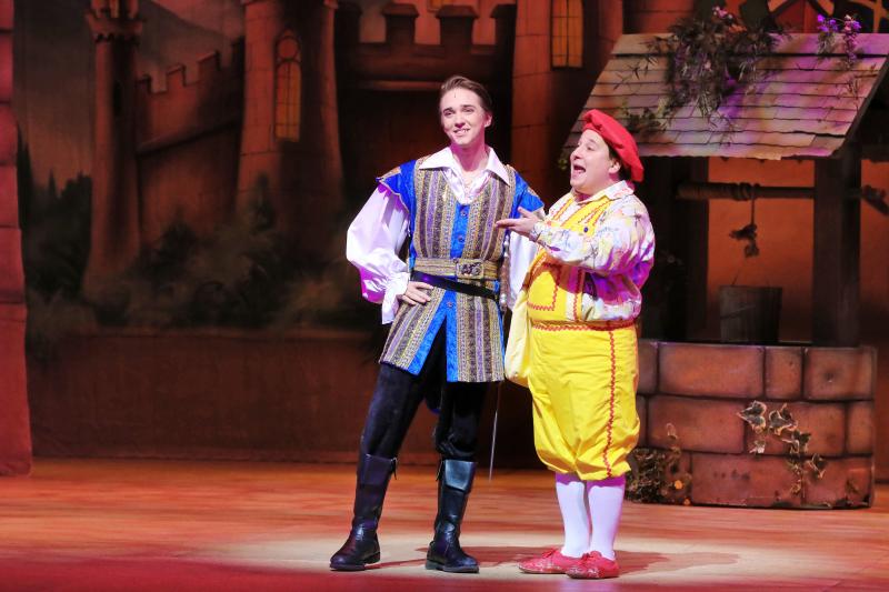 Review A SNOW WHITE CHRISTMAS SPRINKLES US WITH HOLIDAY CHEER IN A