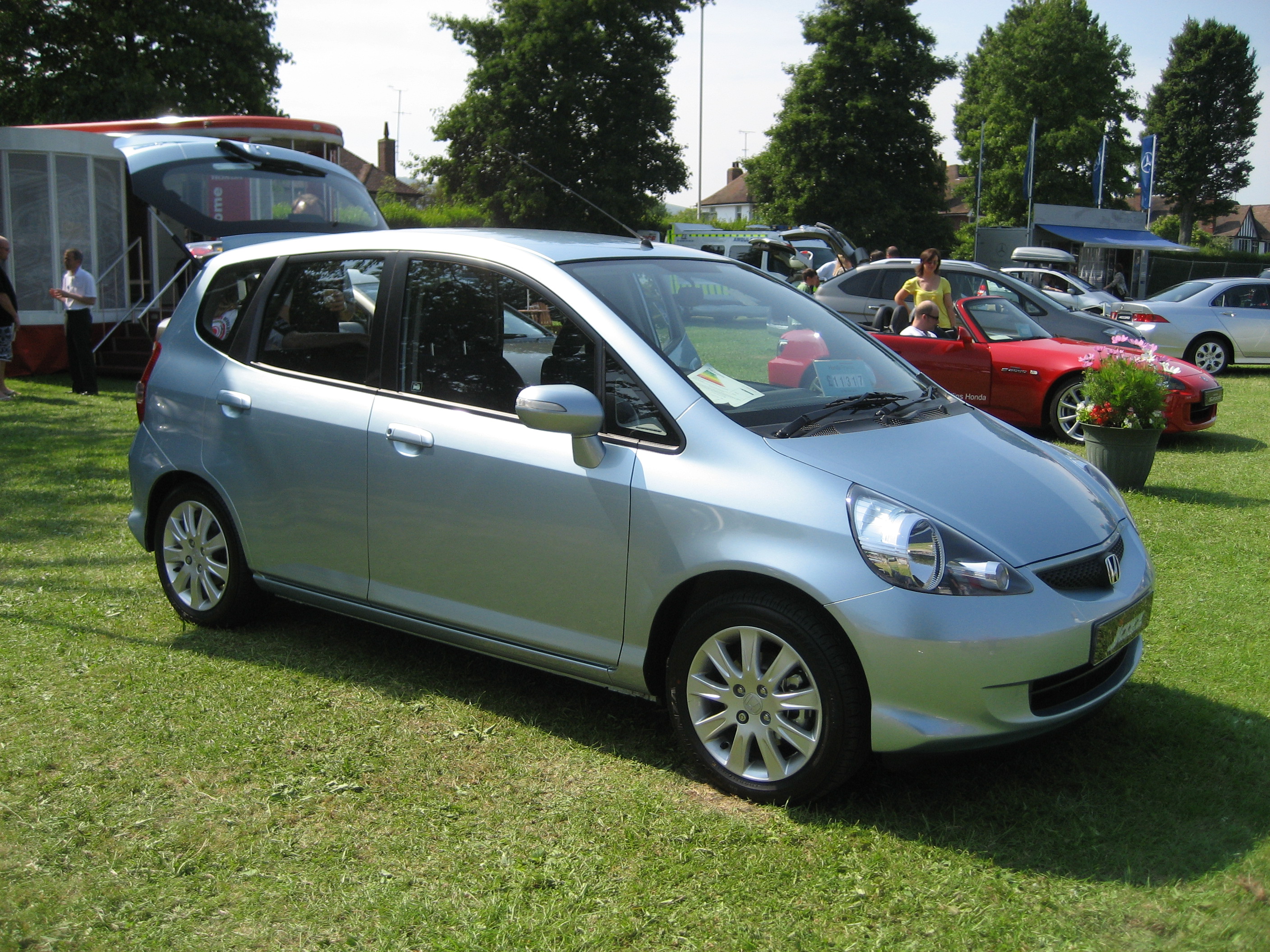Honda Jazz Mk1 (20022008) standard specification and model history