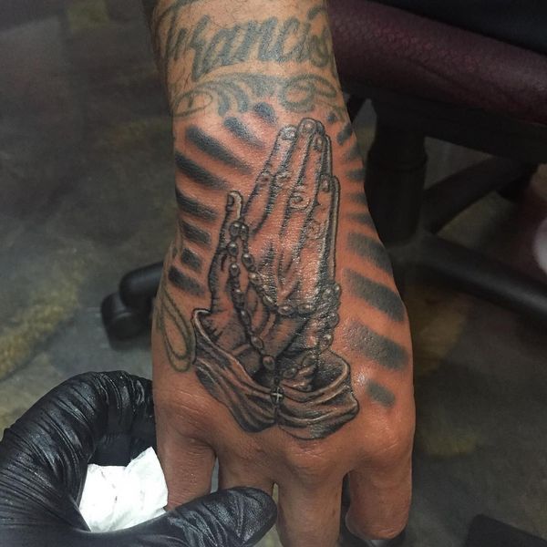 Idées de tatouage des mains en prière Club Tatouage