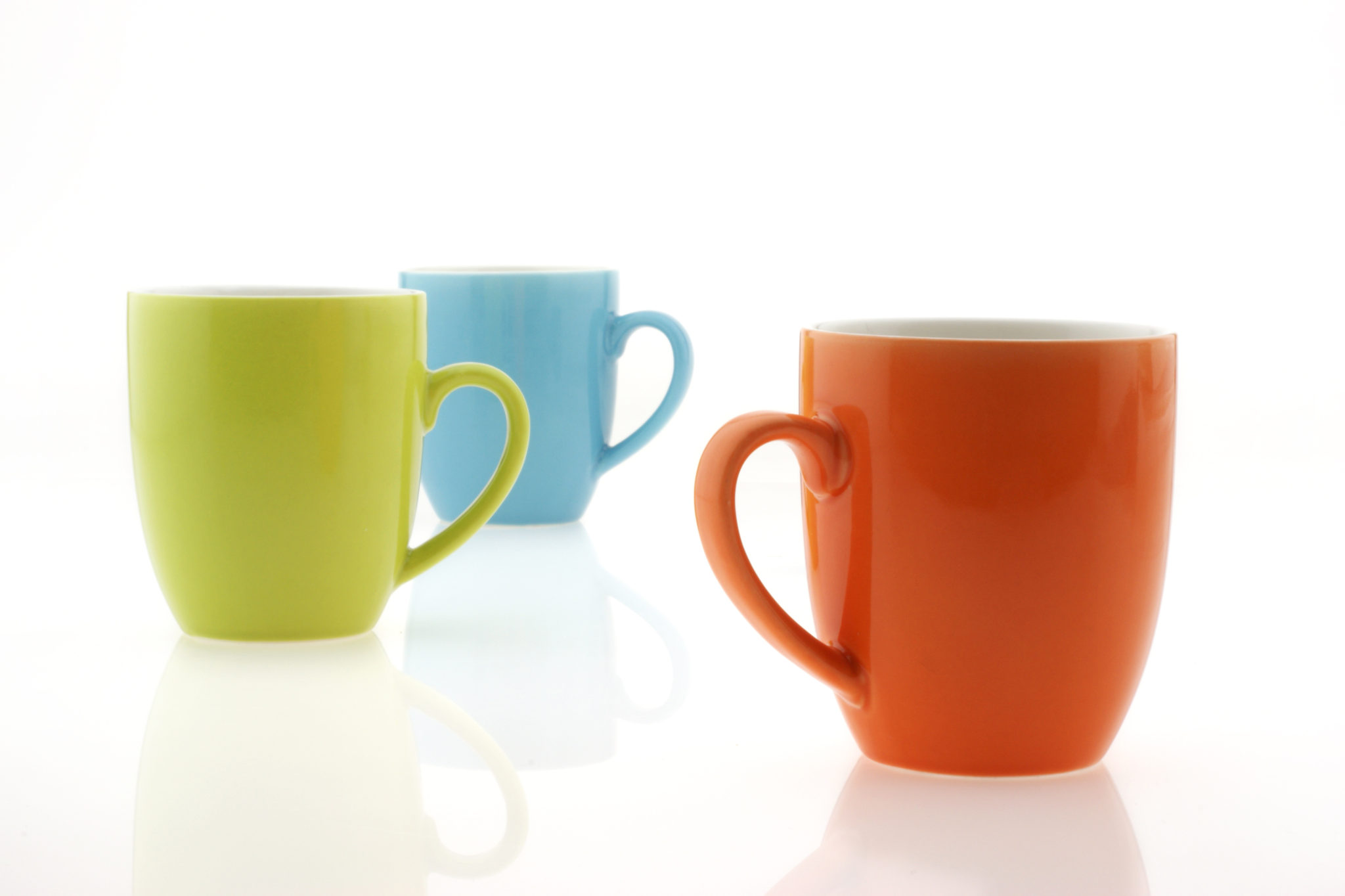 Three different colored plain coffee mugs