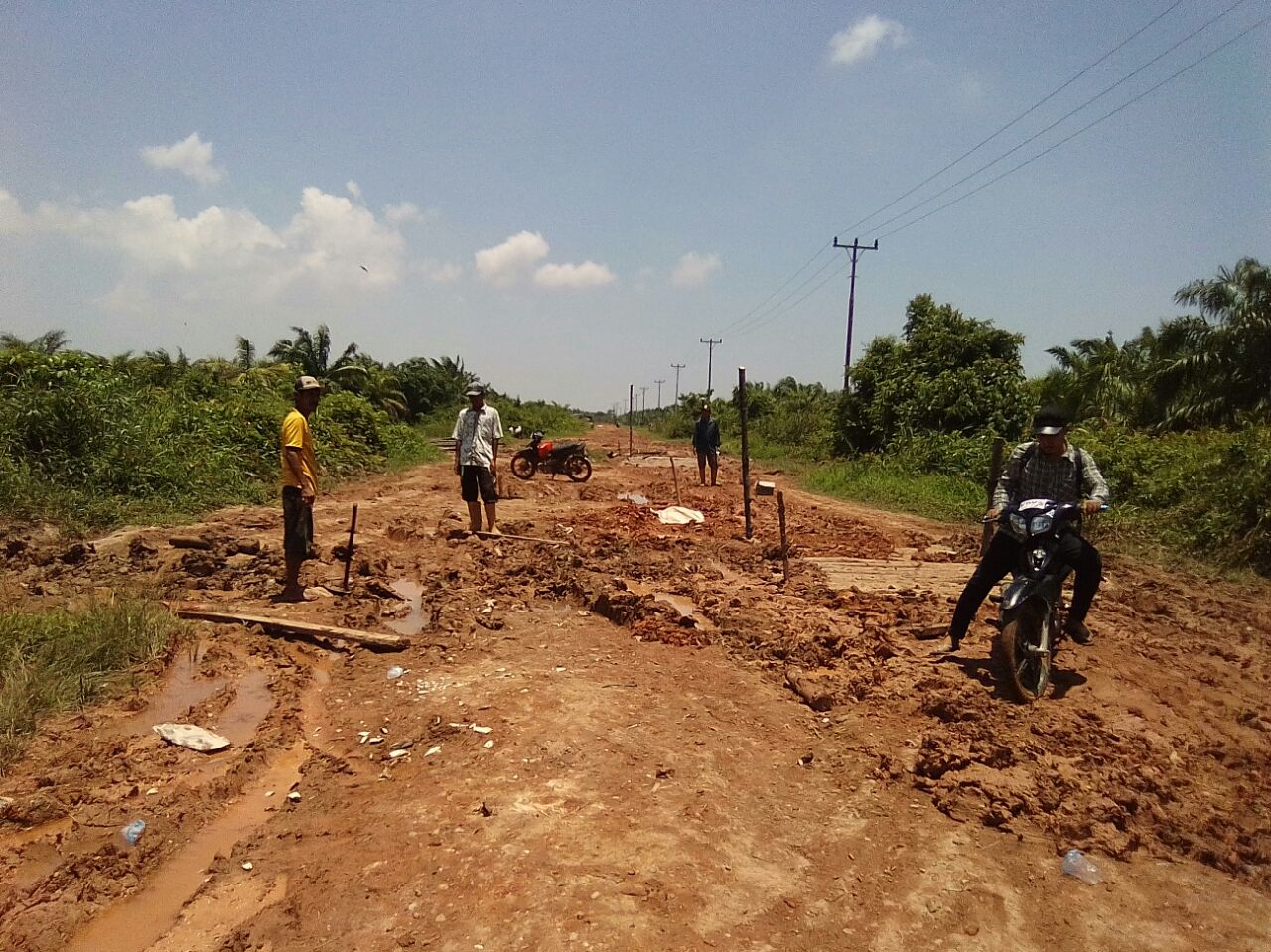 Warga Minta Jalan Penghubung Desa Darussalam Menuju Batu