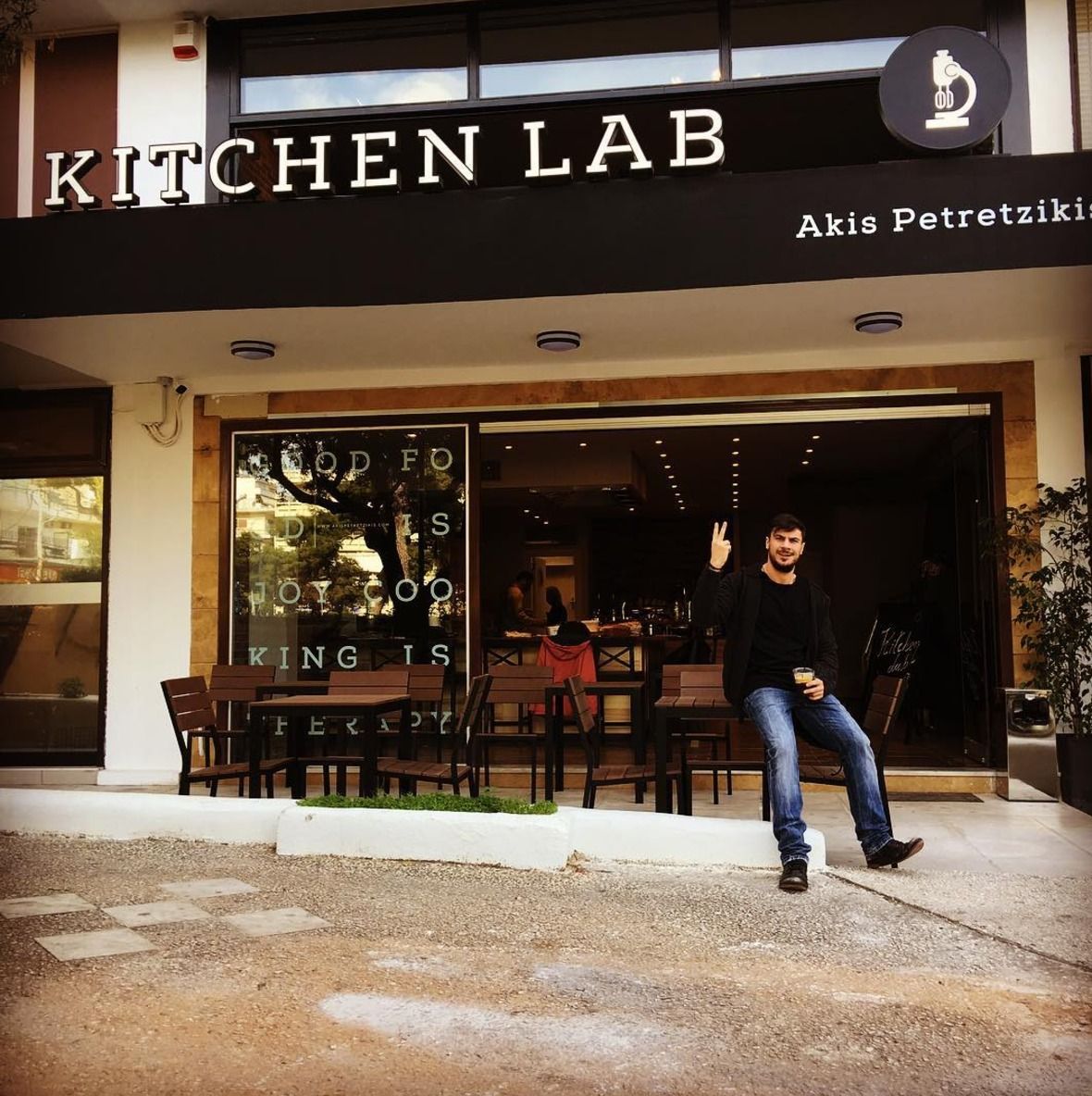 Το Kitchen Lab του Άκη Πετρετζίκη έρχεται στα Νότια Προάστια Alimos