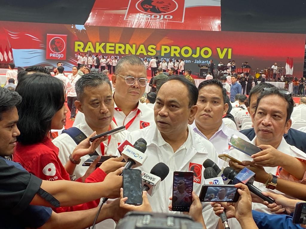 Gibran Sapa Anggota Projo 17 Menit Sebelum Jokowi Buka Acara Rakernas(03)