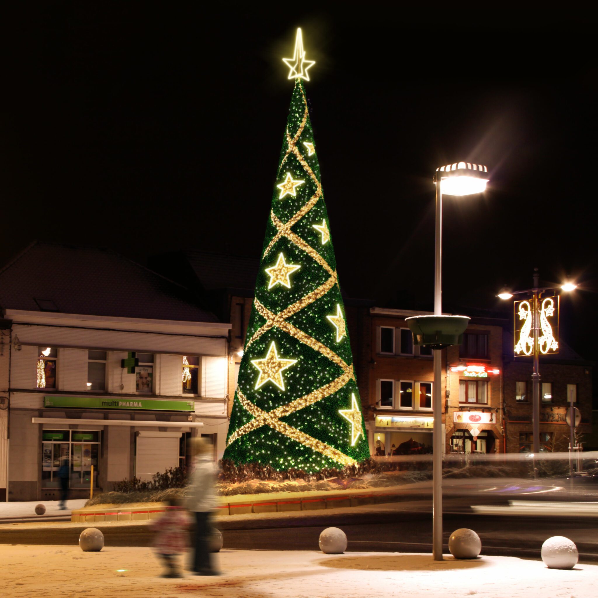 SHEFFIELD A TRADITIONAL & STYLISH CHRISTMAS TREE ! Globall Concept