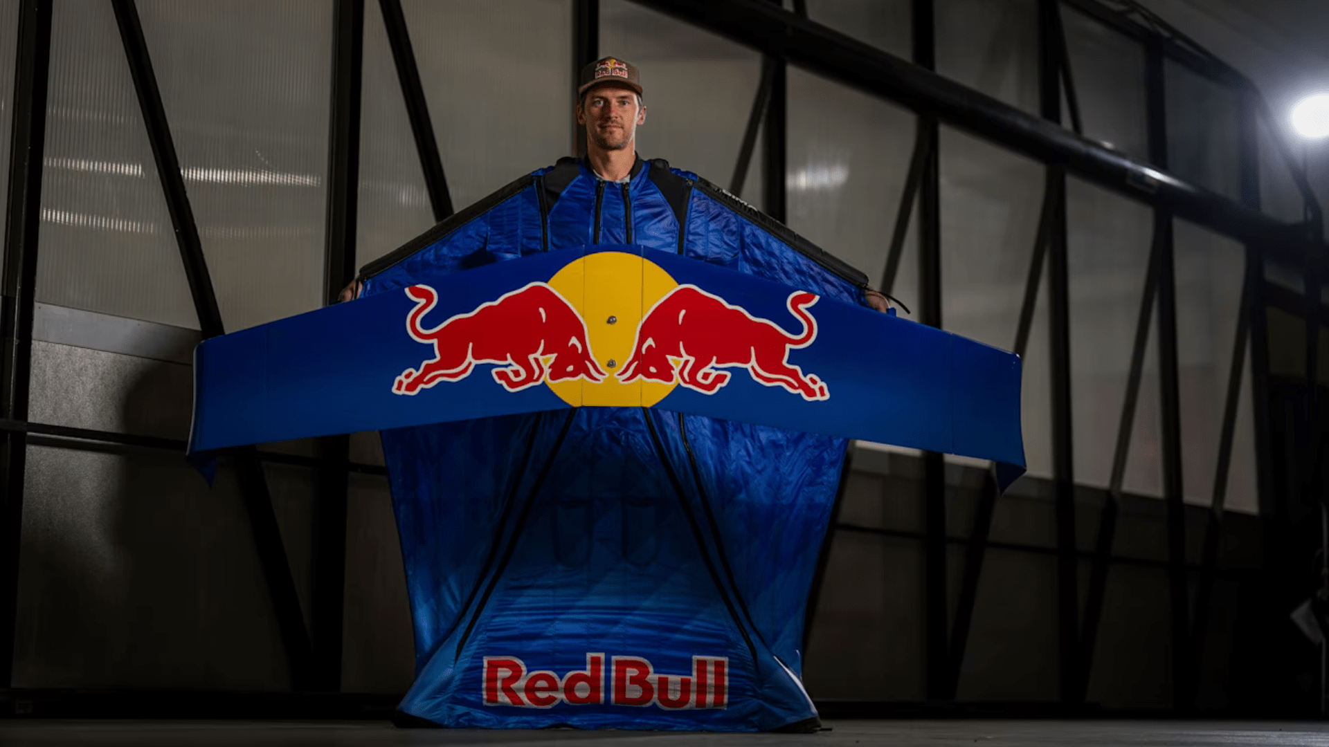 Daredevil flies 7.7 miles, sets world record with super wingsuit foil