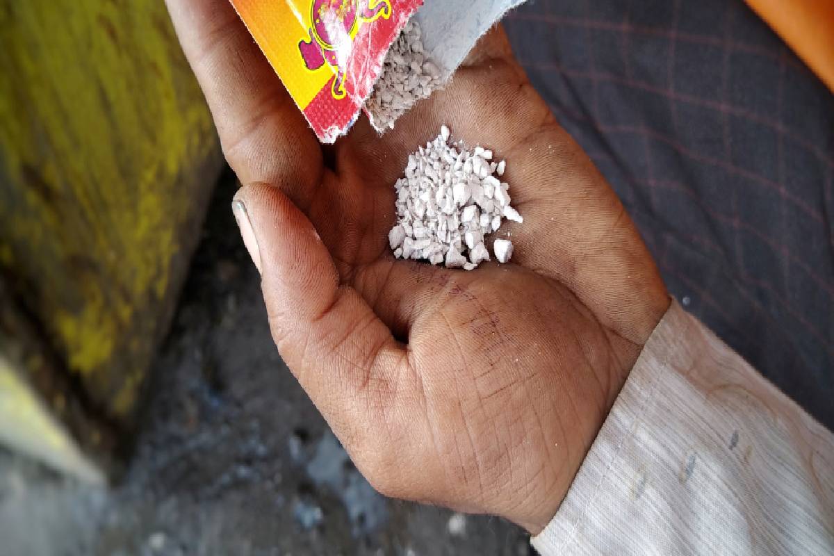 DIG मैडम… के पास गुटखा चबाते पहुंचा हवलदार, जर्दा बाहर आया को किया