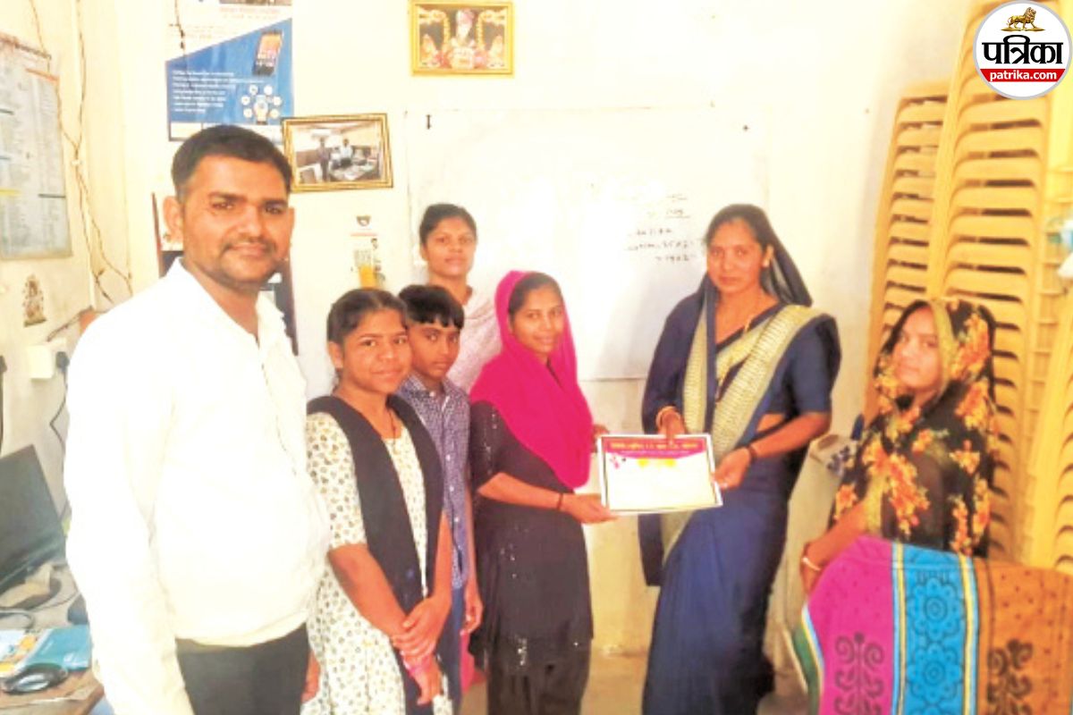 85 किमी दूर, बच्चे को झूले में सुलाकर दी परीक्षा, पढ़िए ममता और मेहनत की अनोखी कहानी