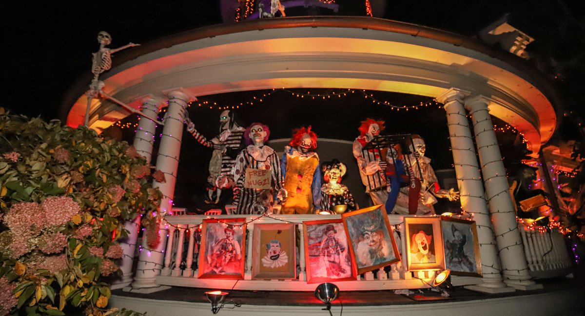 Photos The Most Impressive Halloween House In Brooklyn Is Extra Spooky