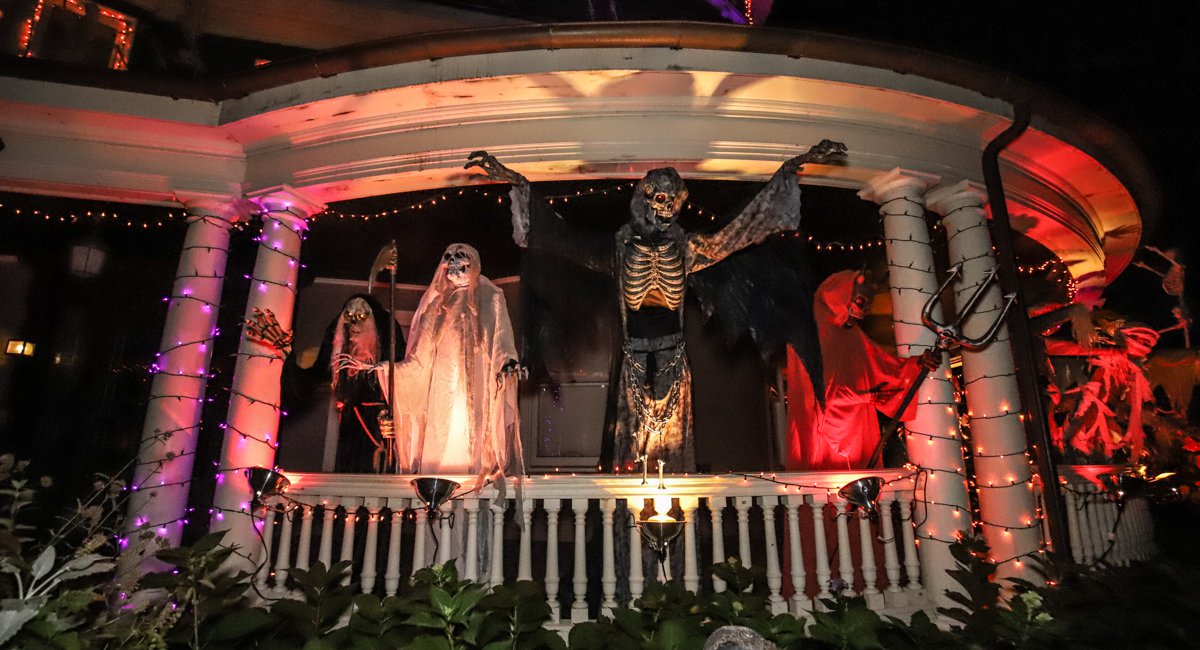 Photos The Most Impressive Halloween House In Brooklyn Is Extra Spooky