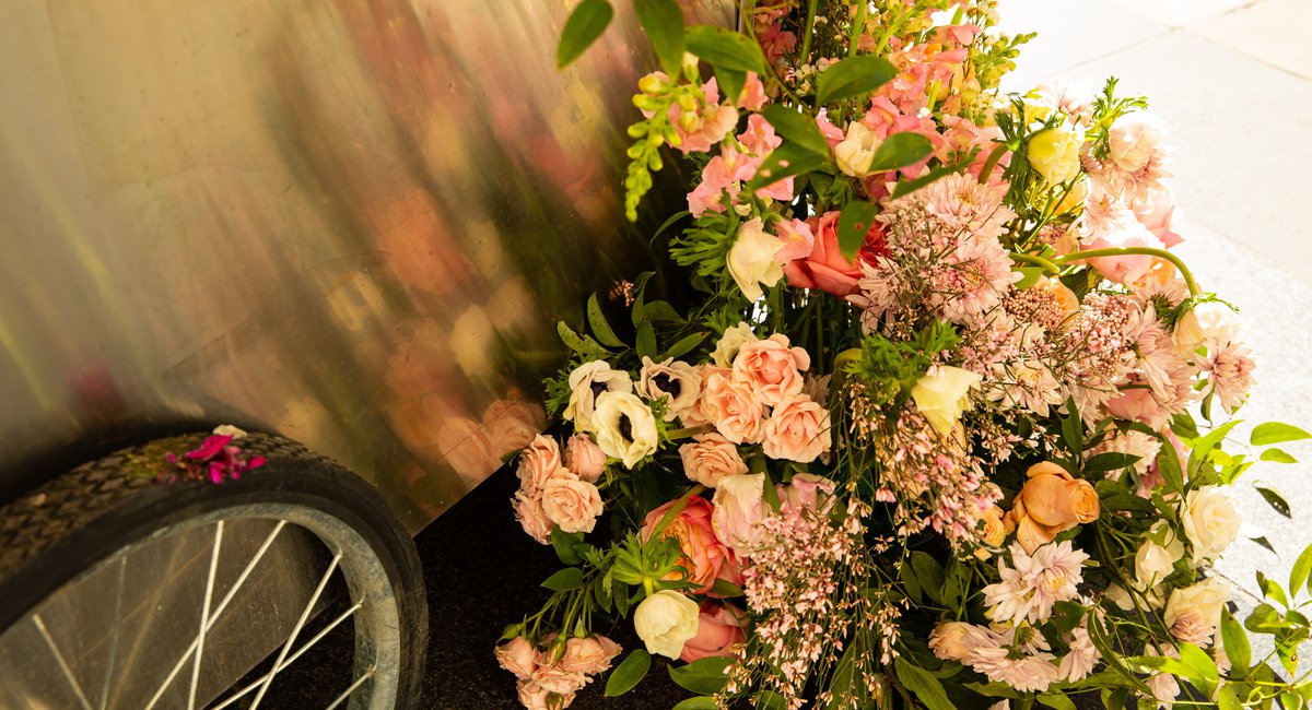 Rockefeller Center Hot Dog Carts Turned Into Overflowing Flower Bouquets Gothamist