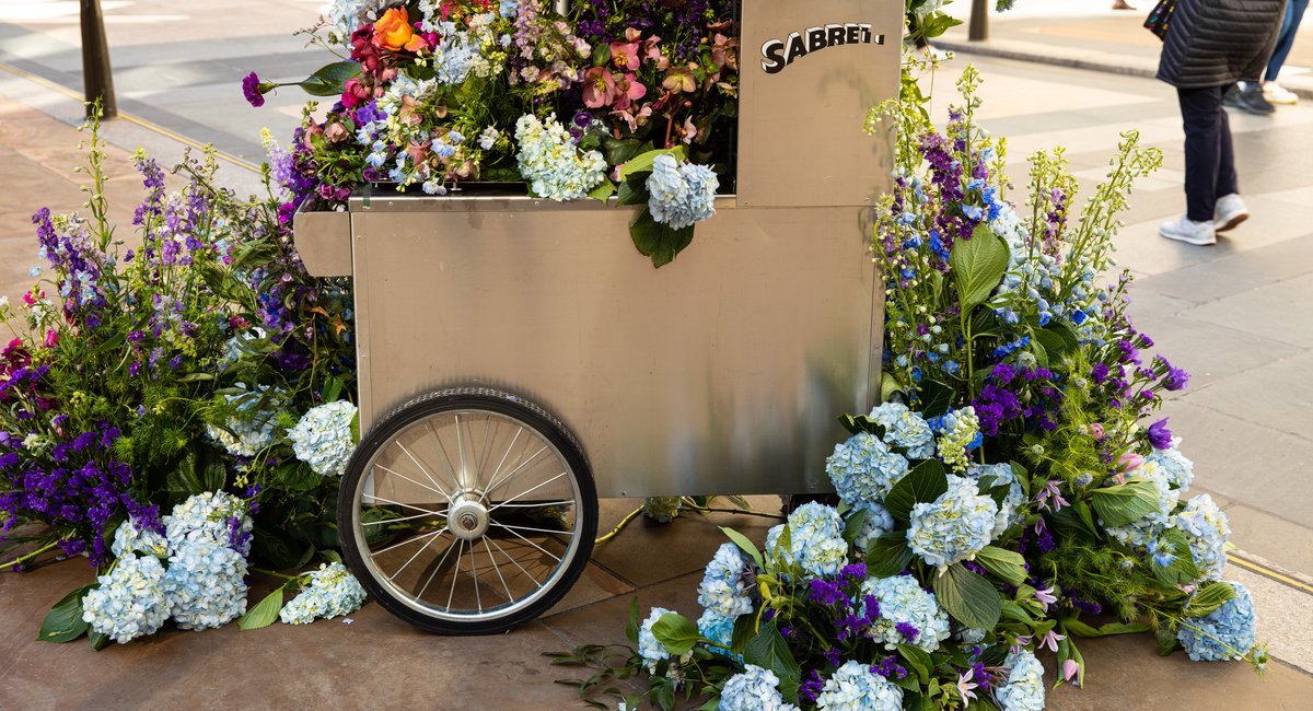 Rockefeller Center Hot Dog Carts Turned Into Overflowing Flower Bouquets Gothamist