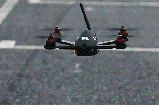 最強對決！Nissan GT-R 跑車大戰 GT-R Drone 無人機