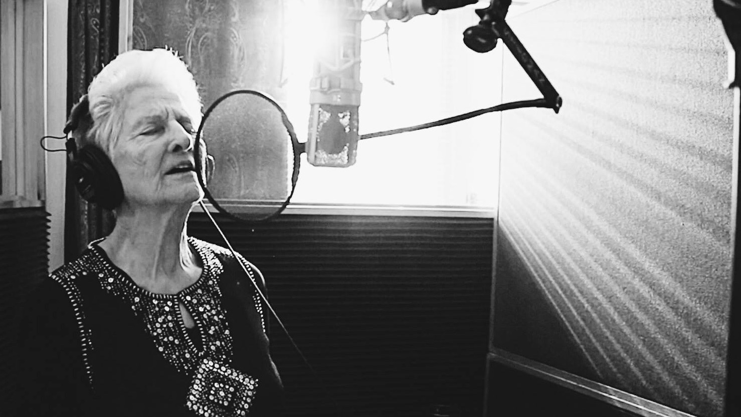 Ángela Álvarez, la abuela ganadora (a los 95 años) en los Latin Grammy