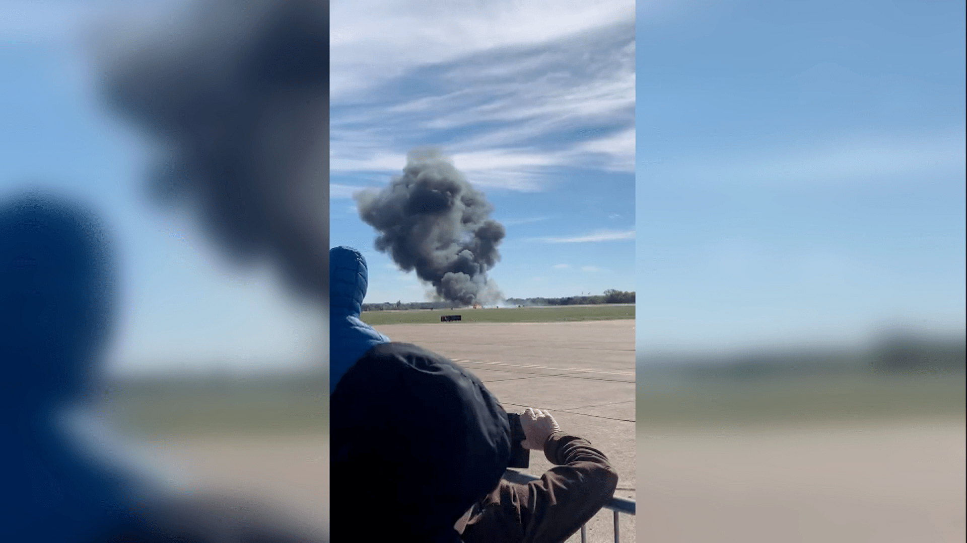 Aviones militares antiguos chocan en el aire durante exhibición en Dallas