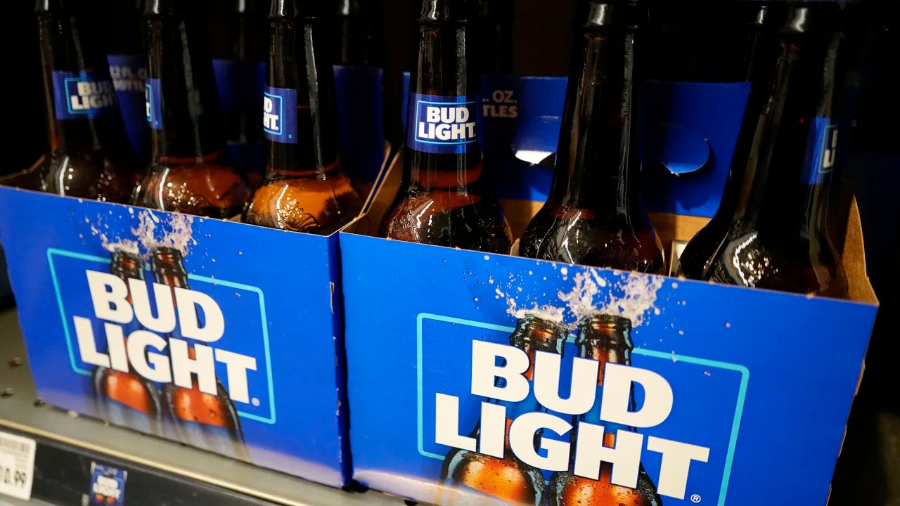 Bud Light quería llegar a todos. En cambio, está alejando a todos
