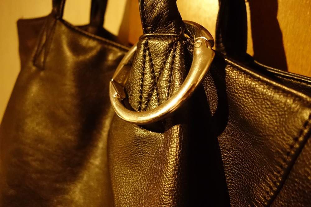 超シンプルなバッグハンガー「Clipa」を気づいたら5年愛用していたので紹介。 Coarse Paper