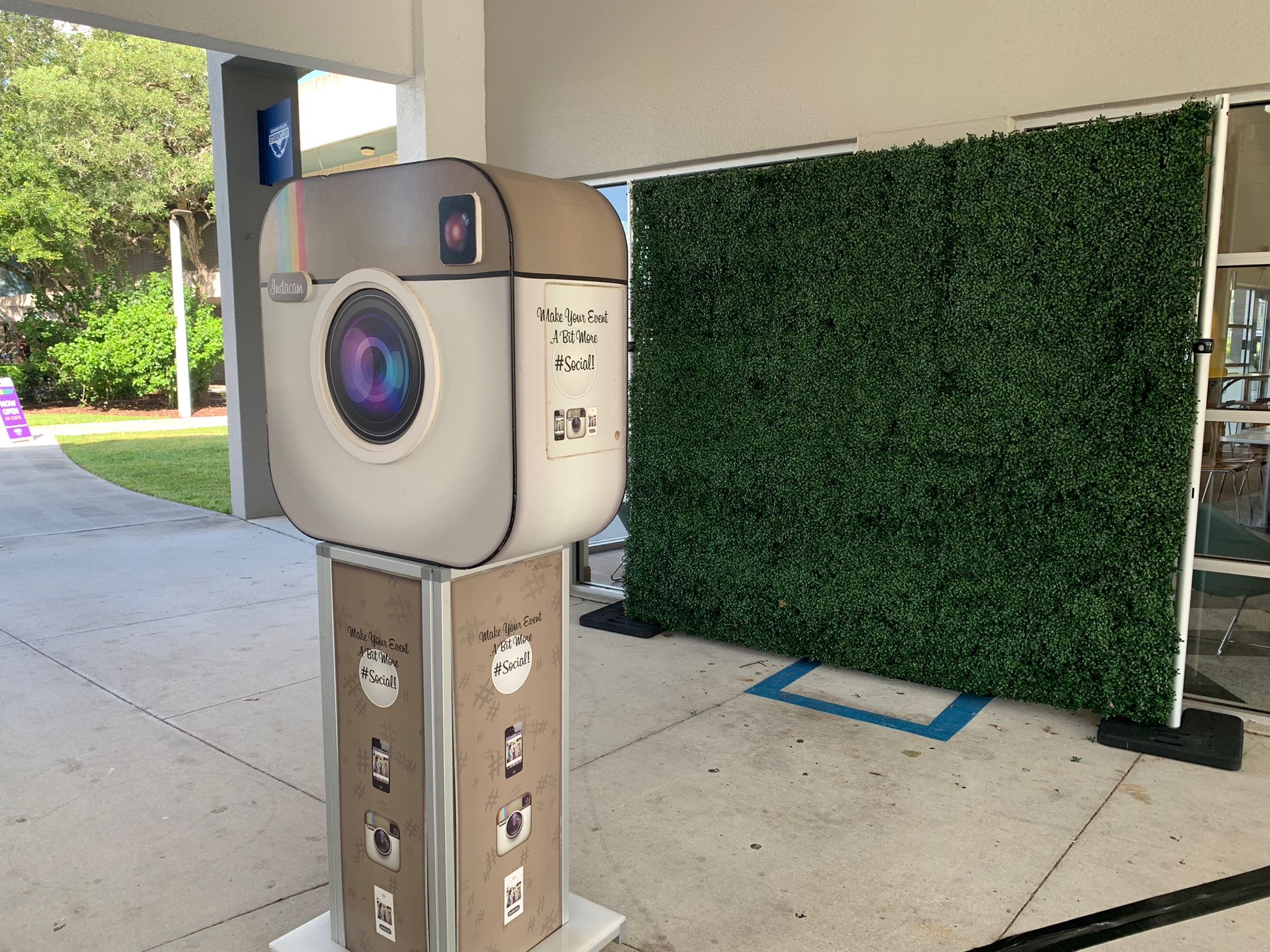 Photo Booth Rentals COCKTAIL HOUR ENTERTAINMENT