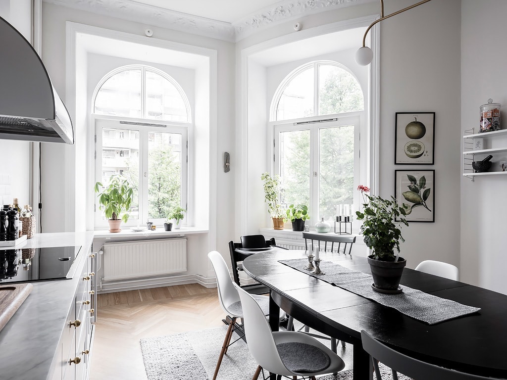 Elegant light grey kitchen