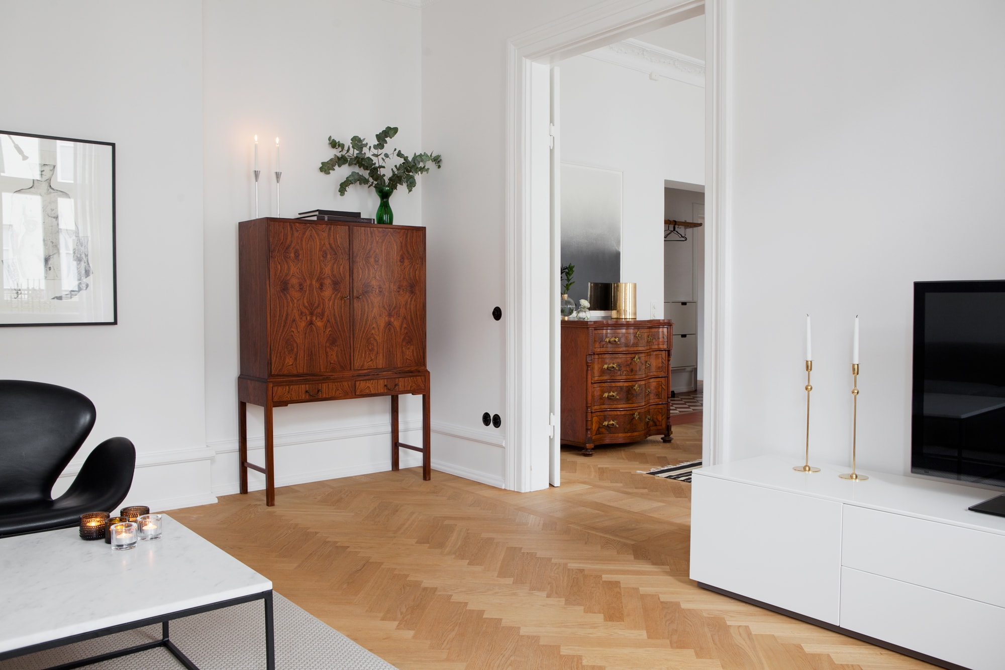 Home with clean lines and two old COCO LAPINE DESIGNCOCO