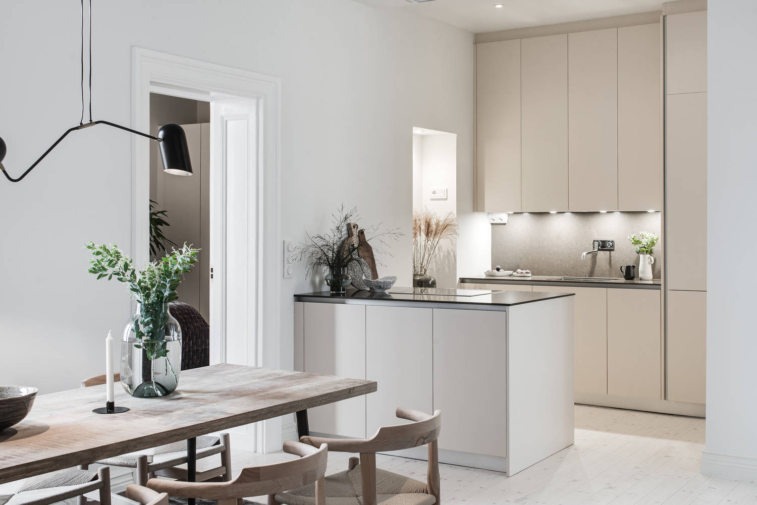 Kitchen and dining area in natural colors - COCO LAPINE DESIGNCOCO