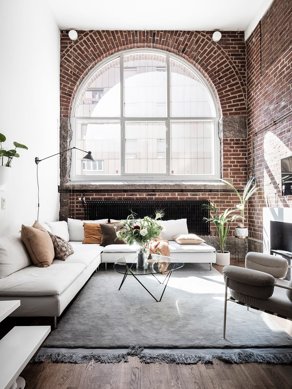 Loft with an exposed brick wall COCO LAPINE DESIGNCOCO LAPINE DESIGN