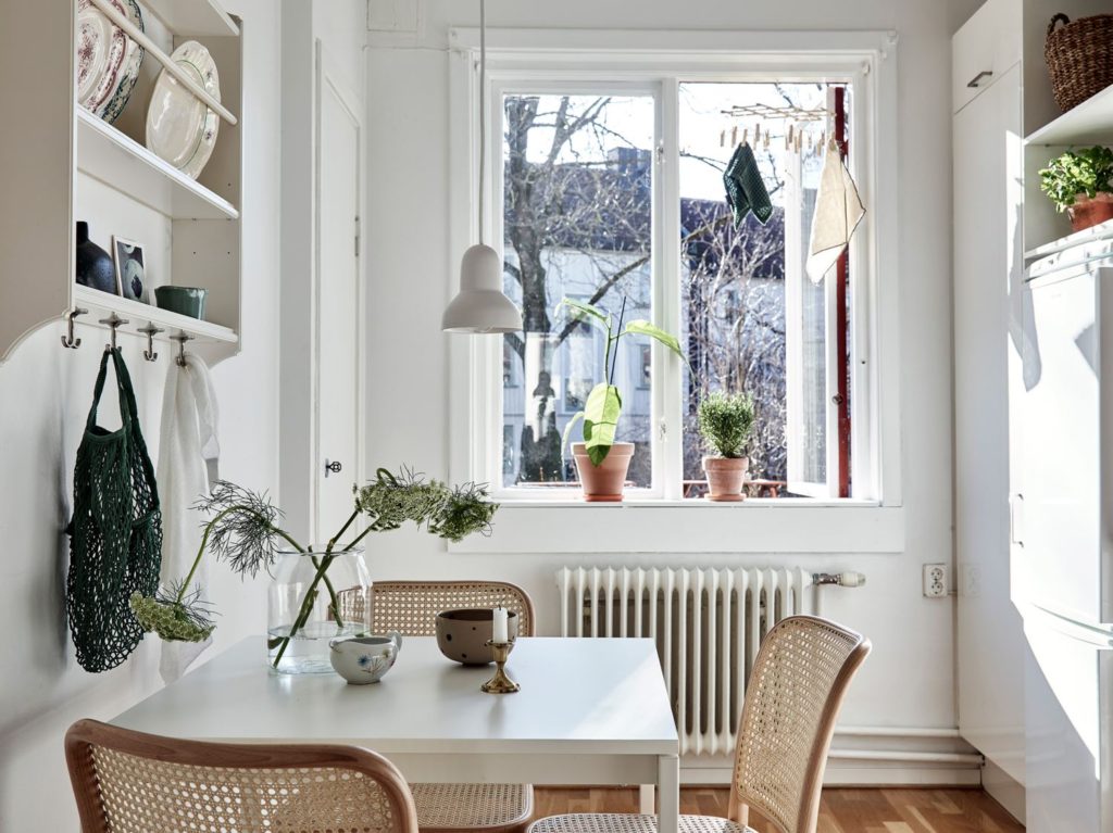 Cozy kitchen table COCO LAPINE DESIGNCOCO LAPINE DESIGN