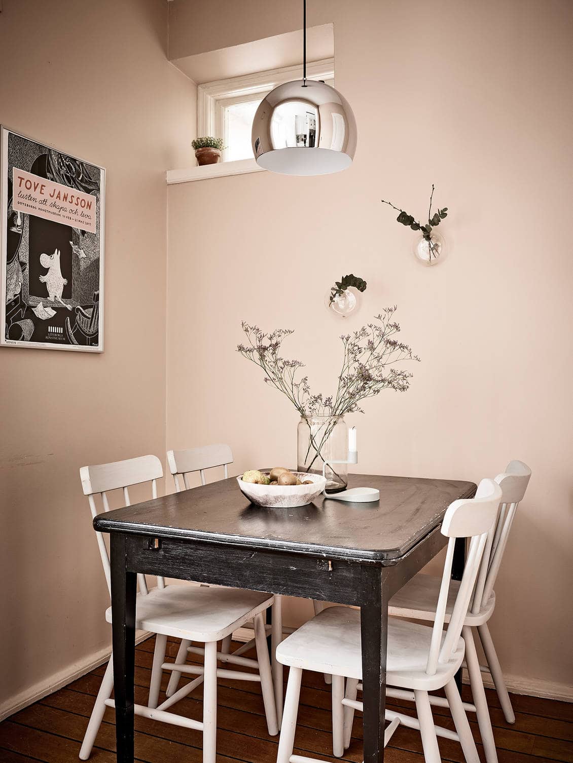Cozy kitchen table in pink COCO LAPINE DESIGNCOCO LAPINE DESIGN
