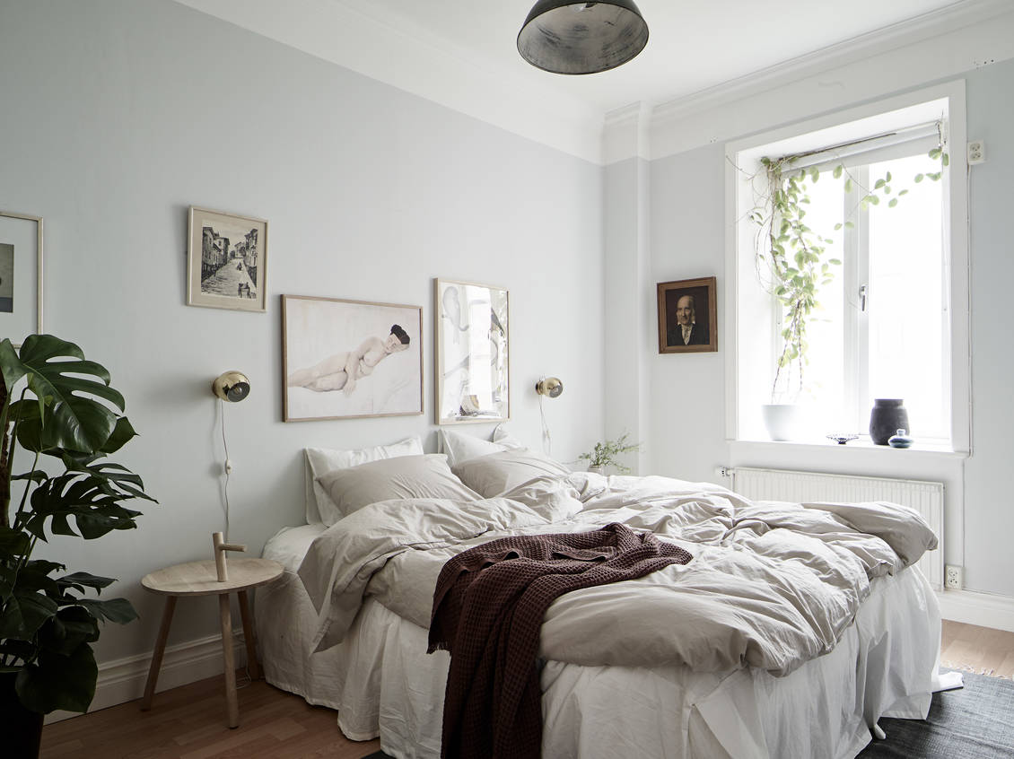 Cozy bedroom with light blue walls COCO LAPINE