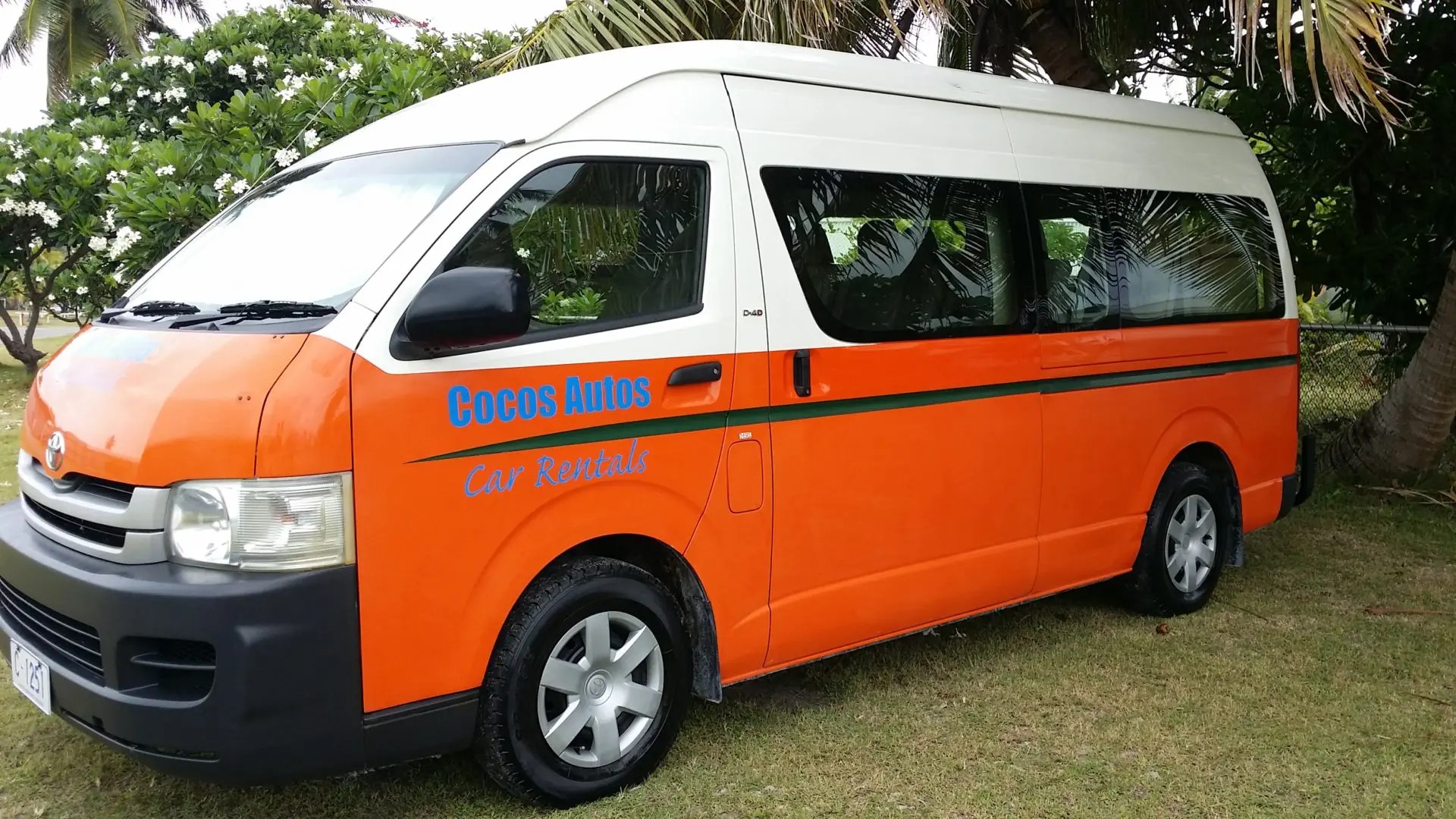 C1251 Toyota Hiace Minivan Cocos Autos